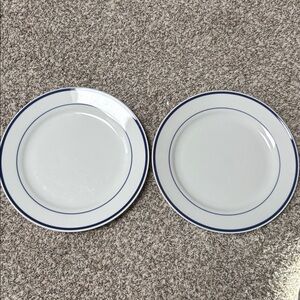 Oneida Maître d dinner plates. 2 plates white with blue circle trim